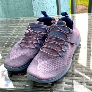 NEVER WORN NIKE NO TIE SNEAKER